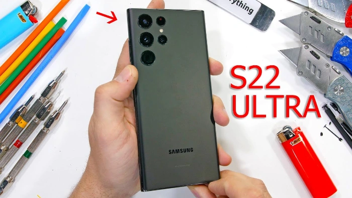 Samsung Galaxy S22 Ultra wird auf Haltbarkeit getestet