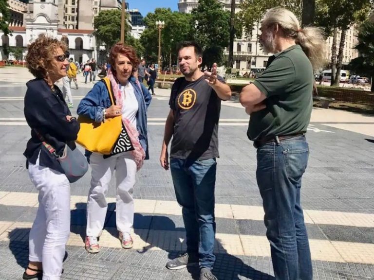 Es argentino, ofrece tours en Airbnb para expplicar bitcoin ya los turistas les encanta
