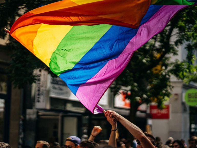 Massachusetts warnt vor Krypto-Betrug, der auf die LGBTQIA+-Community abzielt