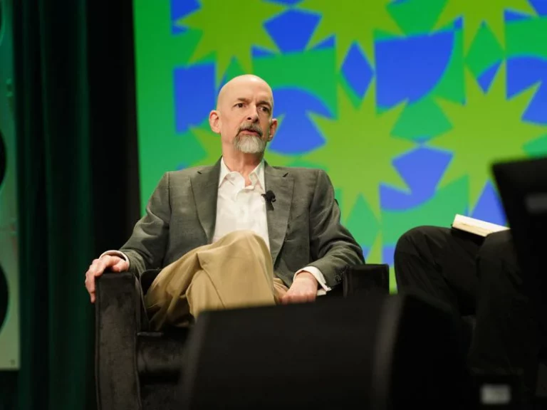 Neal Stephenson prägte „Metaverse“ im Jahr 1992. Jetzt baut er eines