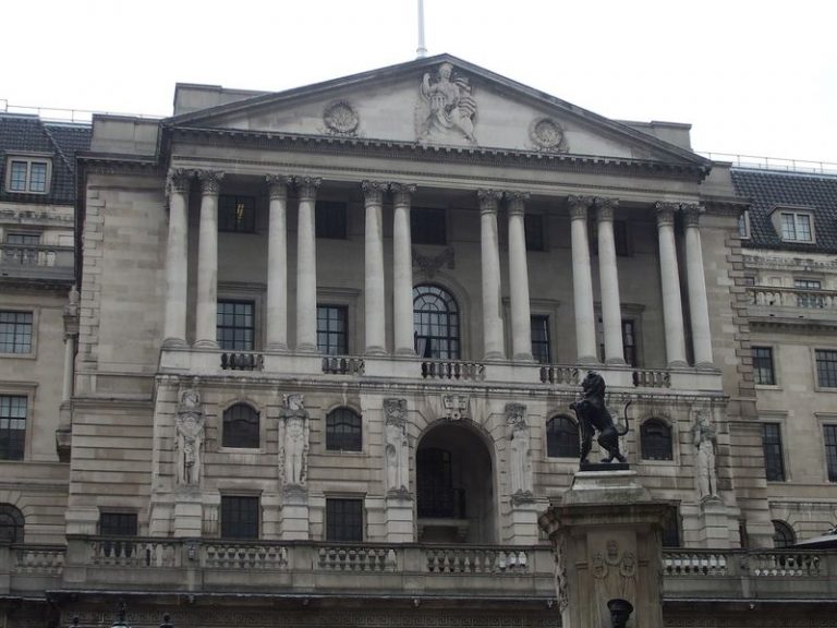 Die Bank of England erhöht den Zinssatz um die meisten seit 1995