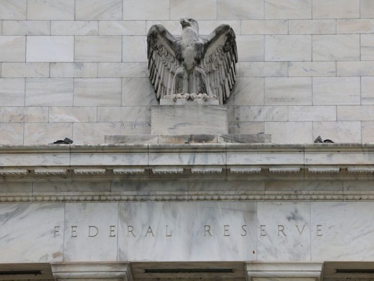 Bitcoin y ether caen mientras analistas temen un juste monetario de la Fed para 2023
