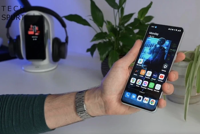 OnePlus 10T Smartphone wird ausgepackt (Video)